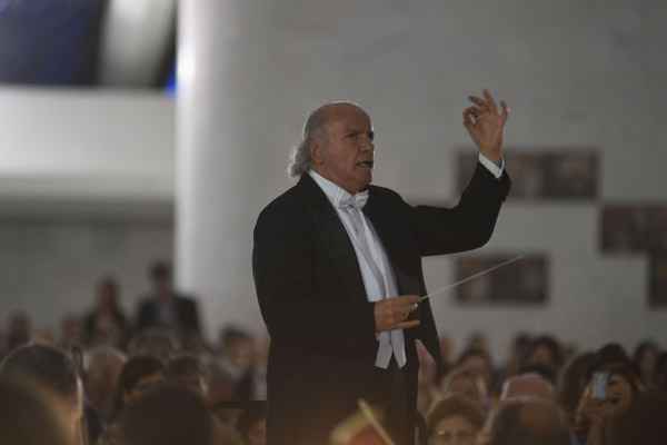 Maestro Isaac Karabtchevsky rege orquestra em noite de gala na Catedral