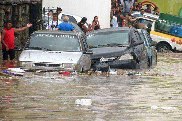 Chuva causa enchente em diversos pontos da região de Itaquera, em São Paulo