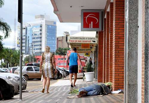 Comércio ocupa a antiga área do Teatro Rolla Pedra, em Taguatinga