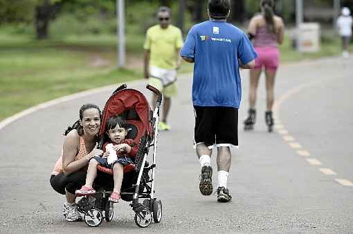 Leíza levou o filho, Caio, ao Parque ontem: 