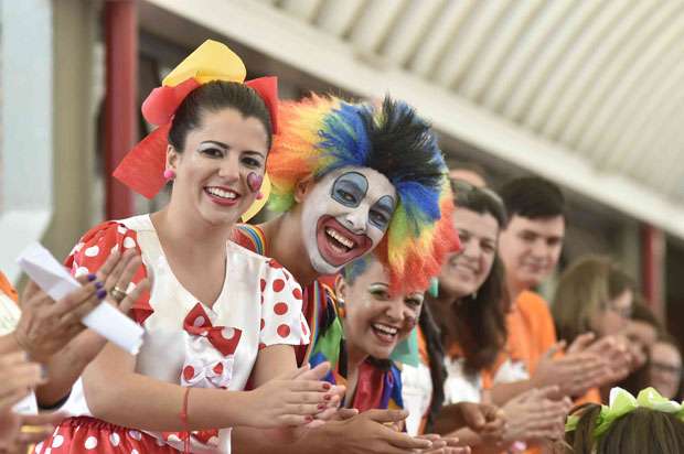 Os pequenos e os idosos foram recebidos por voluntários fantasiados