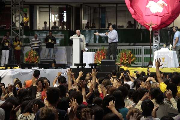 Milhares de fiéis oraram e cantaram na 30ª edição do Vem Louvar