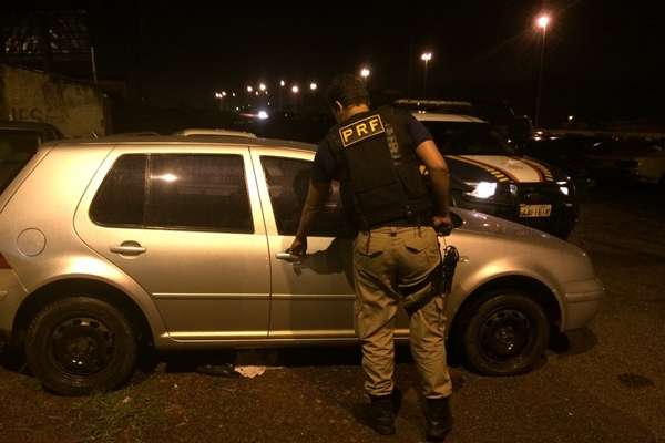 O carro, recuperado no domingo, havia sido roubado na sexta-feira