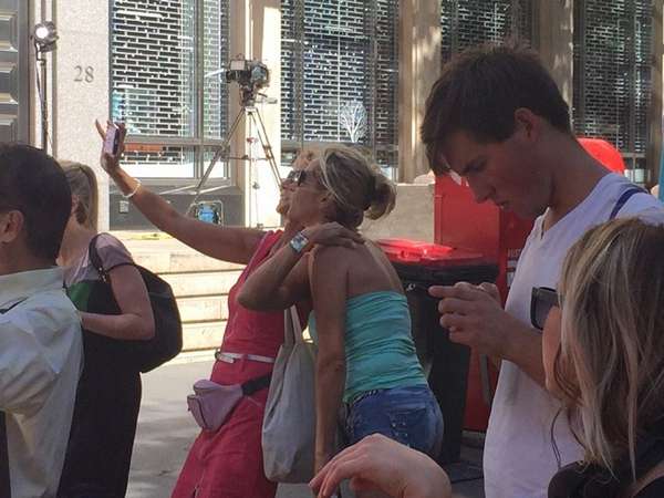 Mulheres fazendo selfie em frente a cafeteria de Sydney