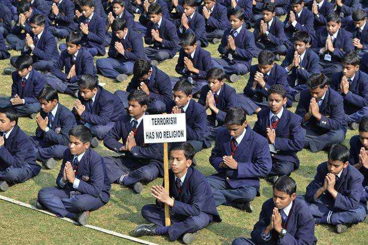 Alunos homenageiam vítimas do ataque talibã na Escola Pública do Exército em Peshawar