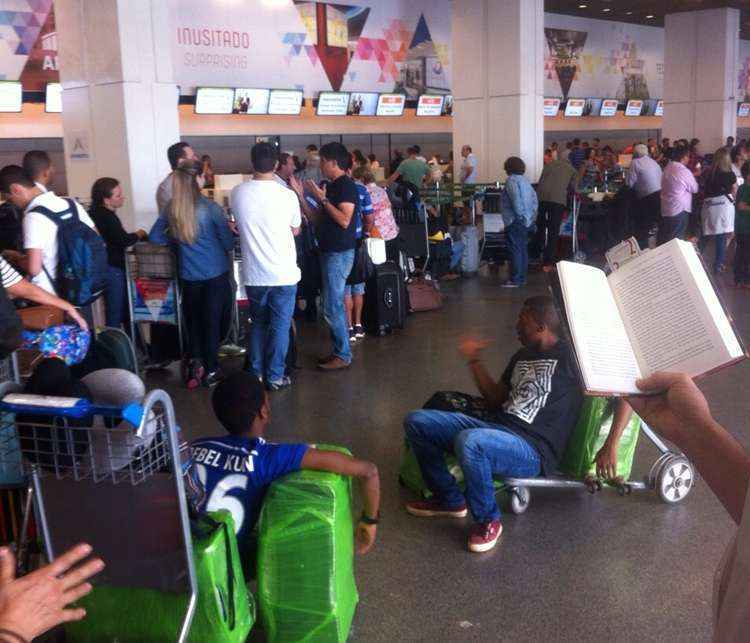 Passageiros aguardam no aeroporto de Brasília para embarcar para Miami