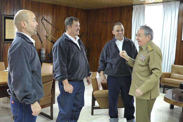 Raul Castro conversa com os três prisioneiros cubanos libertados pelos EUA