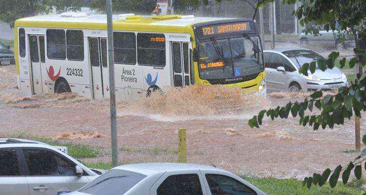 Na W3 Norte, a força da enxurrada desafia até mesmo veículos de grande porte: bocas de lobos entupidas contribuem com o problema