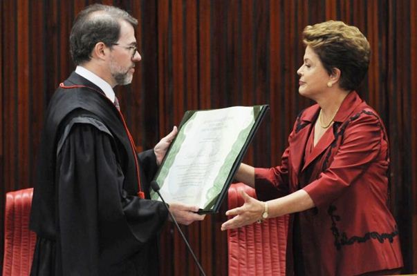 Toffoli entrega o diploma de presidente reeleita à Dilma Rousseff