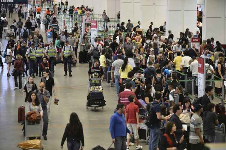 Movimento foi intenso no aeroporto de Brasília na manhã desta terça-feira (23/12)