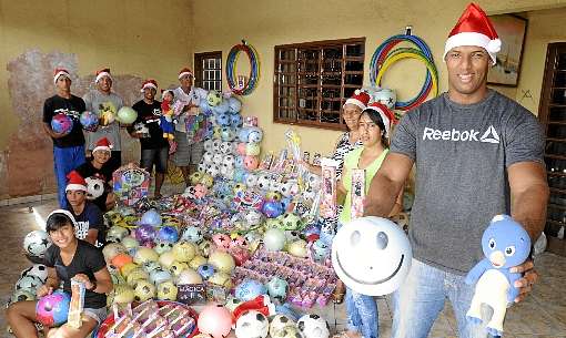 Doações, trabalhos artísticos e vestir-se de Papai Noel são alguns dos gestos de solidariedade que levam alegria a desconhecidos