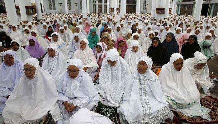 Mulheres se reúnem em missa para rezar pelas vítimas do tsunami