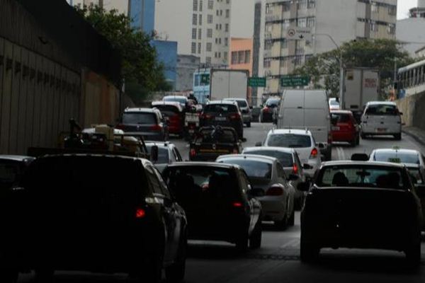 O Departamento de Estradas e Rodagem (DER-SP) afirma que o tempo é bom, porém com neblina em trecho de serra