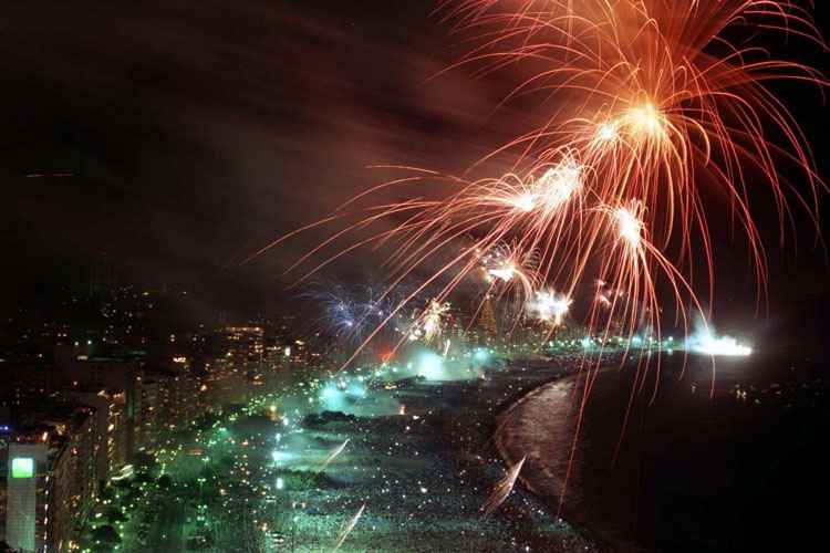 A queima de fogos acontecerá a partir de balsas ancoradas na orla marítima da cidade