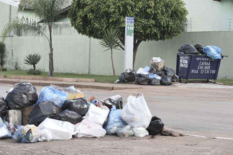 A paralisação dos garis não durou nem um dia inteiro, mas deixou marcas