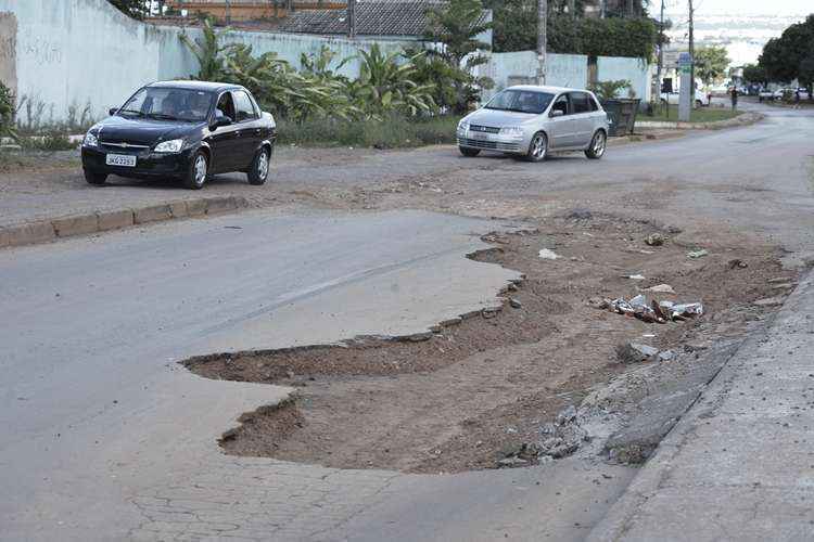 Nas ruas de Vicente Pires, verdadeiras crateras aparecem em vias públicas