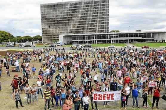 Em 11 de dezembro, funcionários de empresas terceirizadas fizeram uma manifestação diante do Palácio do Buriti: cobrança