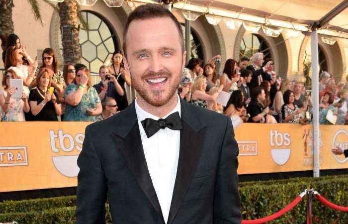 O ator ficou conhecido por interpretar o personagem Jesse Pinkman na série Breaking Bad