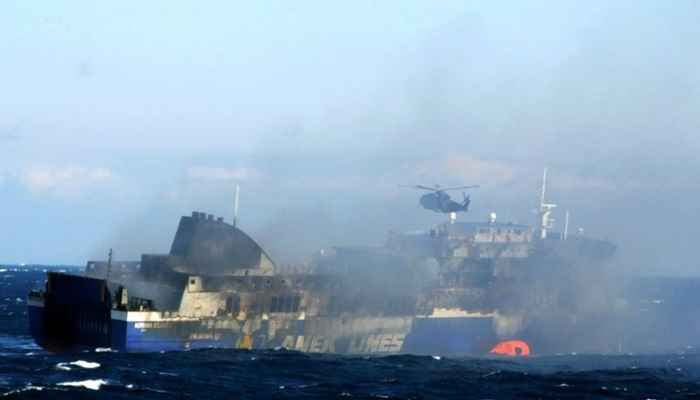 O Ferry italiano com 478 passageiros pegou fogo em frente à costa da Grécia no domingo