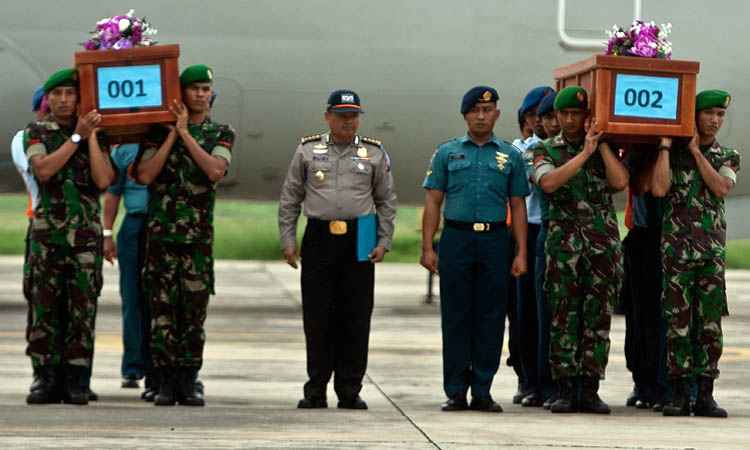 Militares carregam corpos de duas vítimas