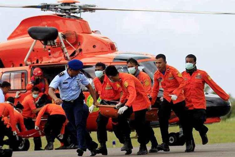 Bombeiros resgatam corpos de vítimas do acidente com avião da AirAsia