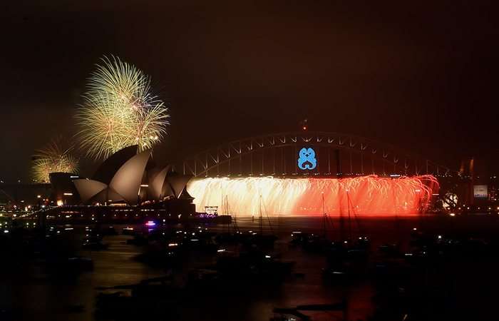 À meia-noite os fogos foram lançados na Baía de Sydney