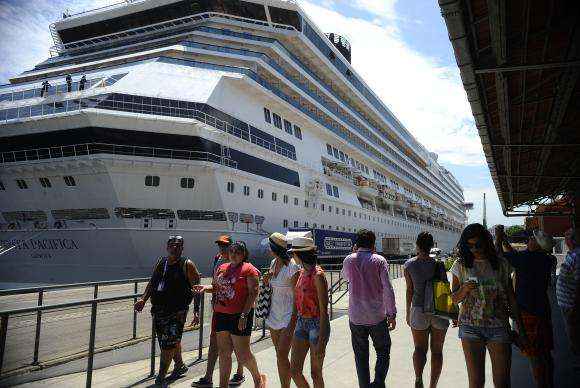 Transatlânticos chegam trazendo 20 mil turistas previstos para acompanhar o réveillon de Copacabana, movimenta o Terminal Internacional de Cruzeiros Pier Mauá, na zona portuária