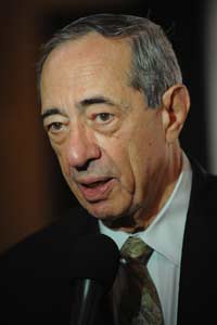 Mario Cuomo foi eleito governador de Nova York pela primeira vez em 1982, e foi reeleito com ampla maioria em 1986 e 1990