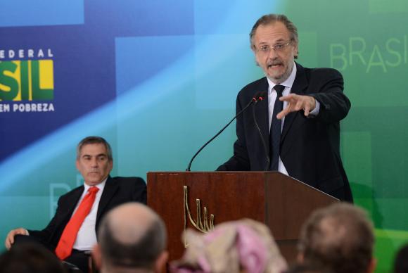 O novo ministro-chefe da Secretaria-Geral da Presidência da República, Miguel Rossetto, discursa durante a transmissão de cargo no Palácio do Planalto