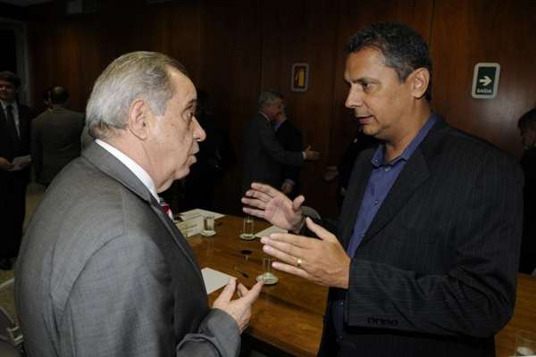 O novo presidente do BRB, Vasco Gonçalves (D), conversa com o secretário de Fazenda, Leonardo Colombini, durante reunião no Buriti