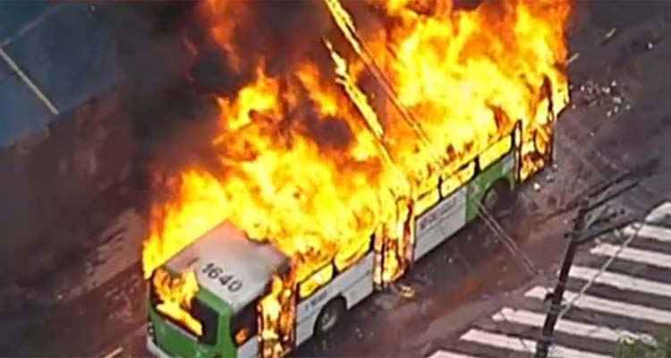 Imagem do ônibus em chama em São Paulo