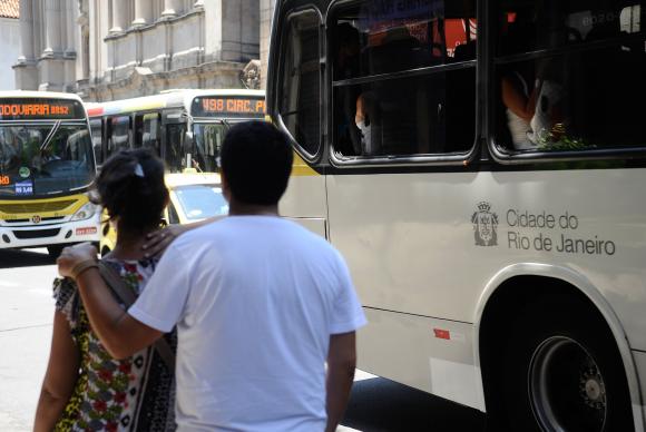 Os cariocas pagam, a partir de hoje (03), 13,3% a mais no preço das passagens dos ônibus municipais, o que elevou o preço do bilhete de R$ 3 para R$ 3,4