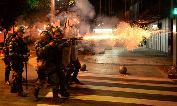 Efetivo do Batalhão de Choque durante as manifestações de 2013 no Rio de Janeiro