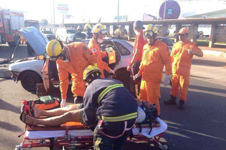 Homem foi conduzido pelos bombeiros com escoriações para o Hospital de Base