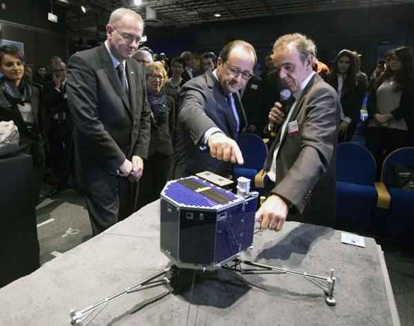 O presidente francês François Hollande e o astrofísico francês Francis Rocard observam o modelo do robô Philae