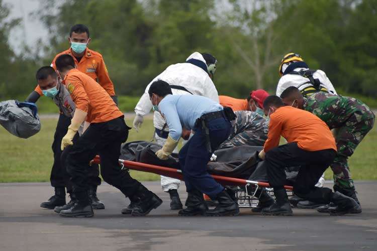 Assim como em dias anteriores, um mar agitado freia as tarefas para encontrar os destroços do Airbus A320-200 da AirAsia