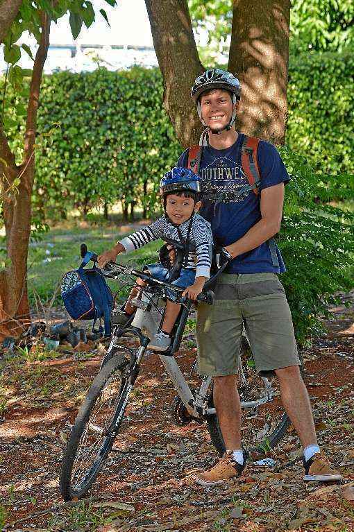 Igor usa a bicicleta como transporte e faz questão de ensinar a preocupação ambiental ao  filho Manoel