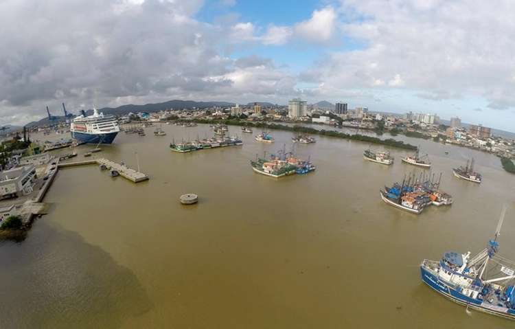 Barcos de pesca impedem a passagem de navios em Santa Catarina