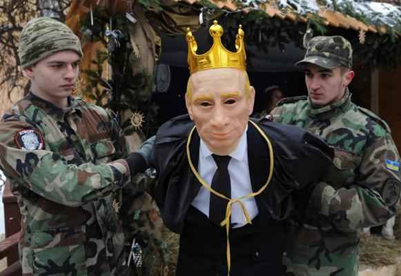 Ator veste máscara representando o presidente russo Vladimir Putin no presépio vivo na cidade ucraniana de Lviv