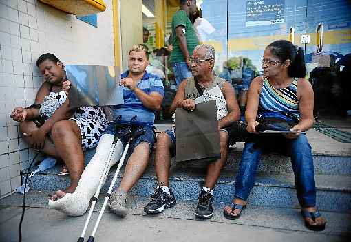 Feridos foram levados para hospitais da região. Denúncias de que pertences foram roubados serão apuradas