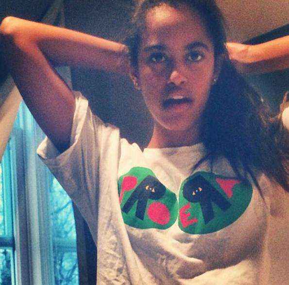 Suposta foto de filha de Obama com camisa de rap gera polêmica na web