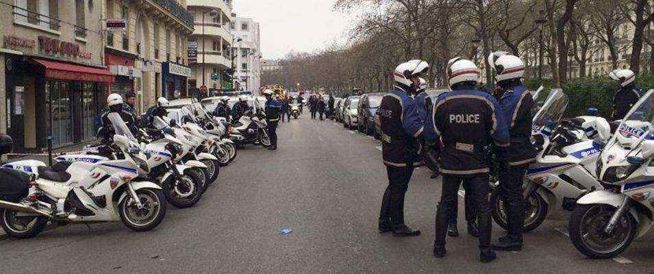 Policiais se reúnem perto dos escritórios do jornal francês Charlie Hebdo