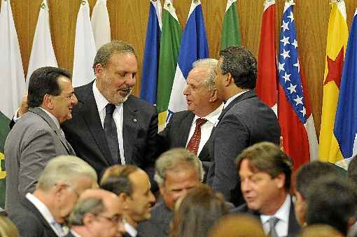 Ministro do Desenvolvimento, Arnaldo Monteiro, assume o cargo em cerimônia concorrida. Ele defende a austeridade, mais rejeita a volta da CPMF