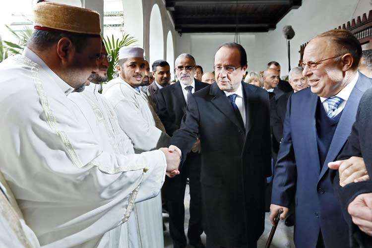 Presidente François Hollande cumprimenta líderes religiosos da Grande Mesquita de Paris: pelo menos 3,5 milhões de muçulmanos vivem na França