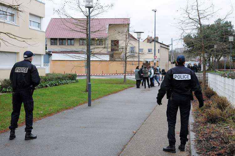 Polícia monta guarda após os tiros em mesquita no bairro de Sablons de Le Mans