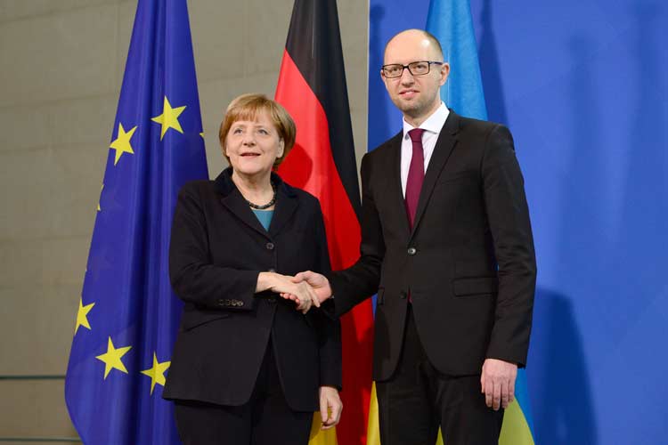 A chanceler alemã, Angela Merkel e o primeiro-ministro ucraniano Arseniy Yatsenyuk apertam as mãos depois de uma conferência de imprensa conjunta após a reunião na chancelaria em Berlim