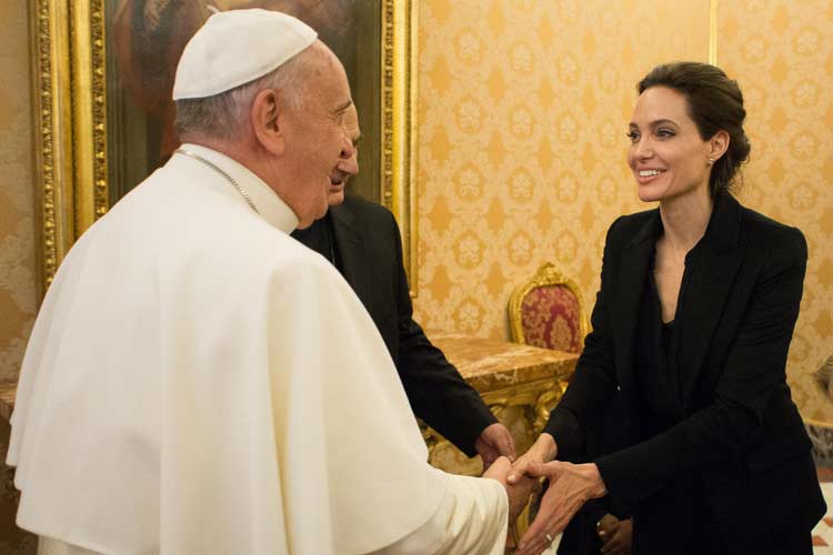 Como é tradição, Francisco presenteou a atriz com um rosário