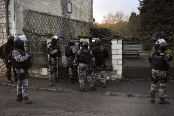 Segundo o Ministério do Interior, há 50 mil policiais militares, 32 mil gendarmes, 5 mil integrantes de forças móveis e 1.150 militares estrategicamente espalhados