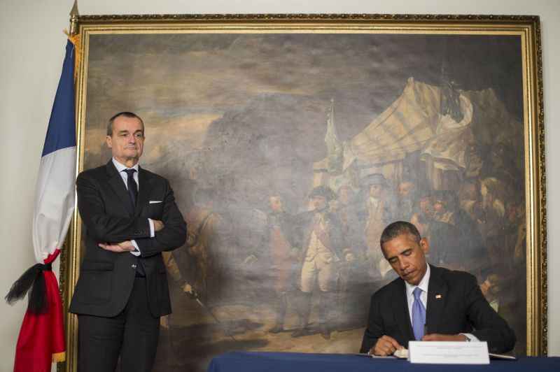 Presidente Obama ao lado do embaixador francês Gérard Araud