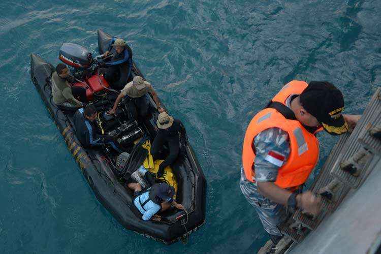 Equipes de busca tentam retirar a cauda do avião do mar e detectam possíveis sons das caixas-pretas